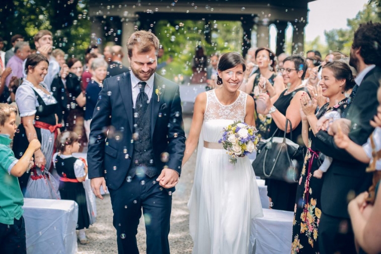 Auszug Hochzeit Innsbruck mit Seifenblasen